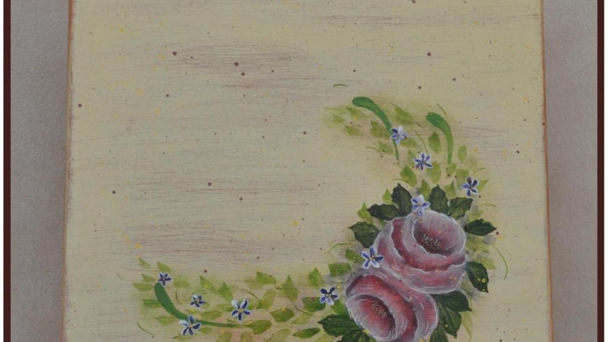 Des roses anciennes peintes sur un coffret à bijoux