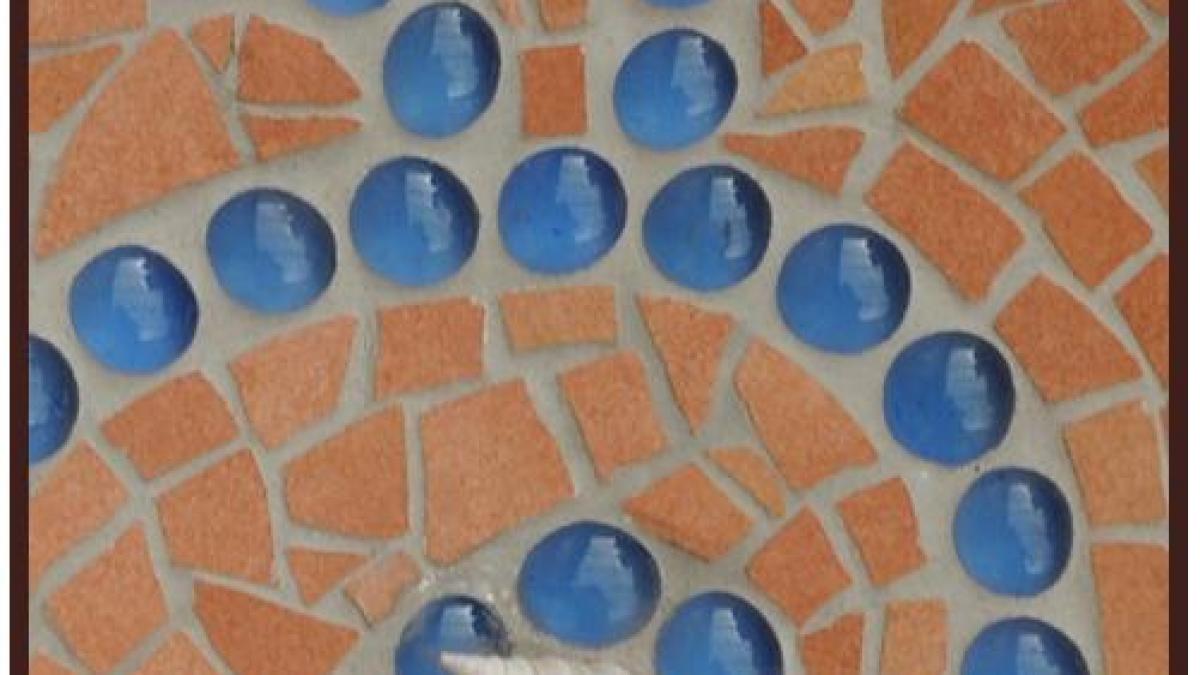Quelques vasques rehaussées de mosaïque.